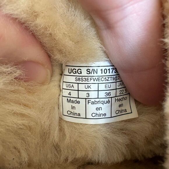 UGG Bailey Bow Suede Boots Girls 4 Inside Fur is in good condition, Front of Sho - Picture 2 of 9